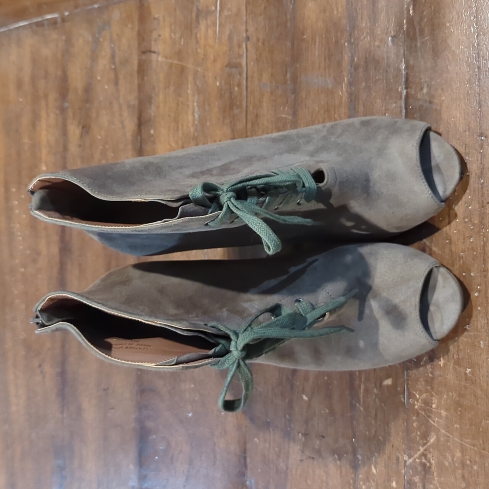 Firth ankle heels size 8  gray in color